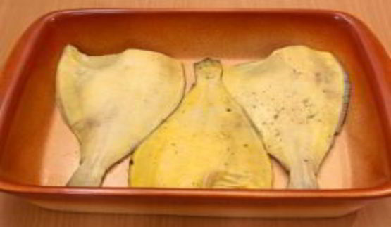 камбала, запеченная с помидорами