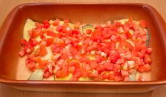 камбала, запеченная с помидорами