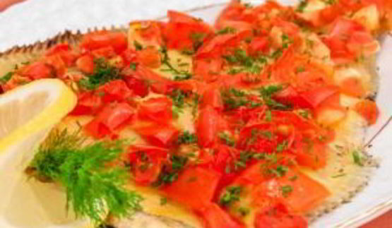 камбала, запеченная с помидорами