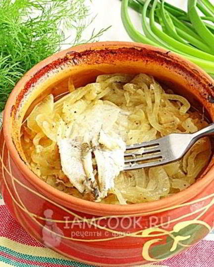 Рецепт корюшки, запеченной с луком в горшочке