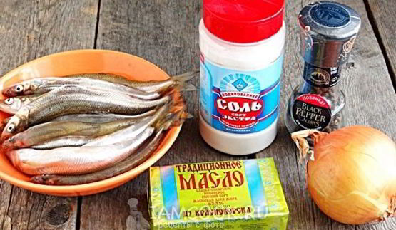 корюшка, запеченная с луком в горшочке