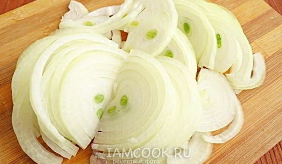 корюшка, запеченная с луком в горшочке