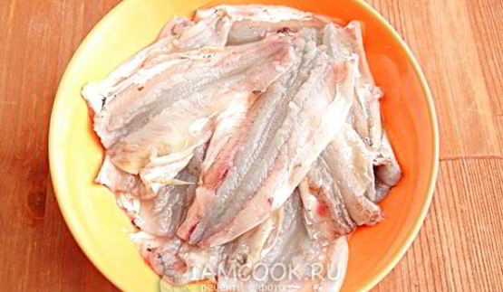 корюшка, запеченная с луком в горшочке