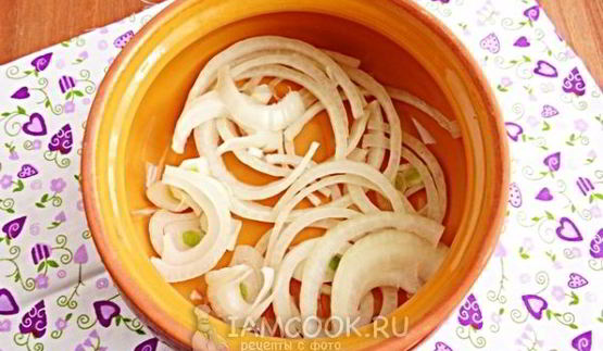 корюшка, запеченная с луком в горшочке