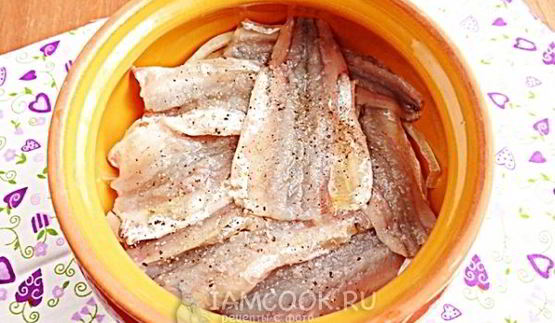 корюшка, запеченная с луком в горшочке