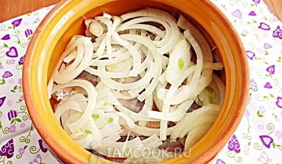корюшка, запеченная с луком в горшочке