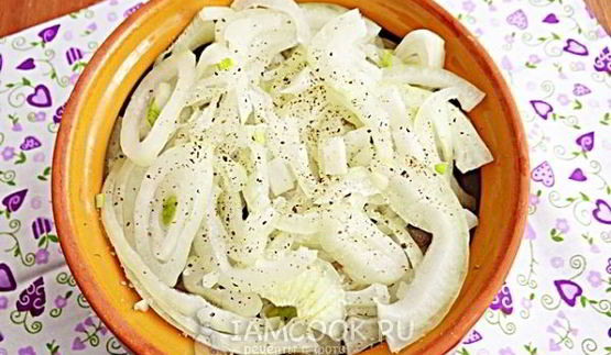 корюшка, запеченная с луком в горшочке