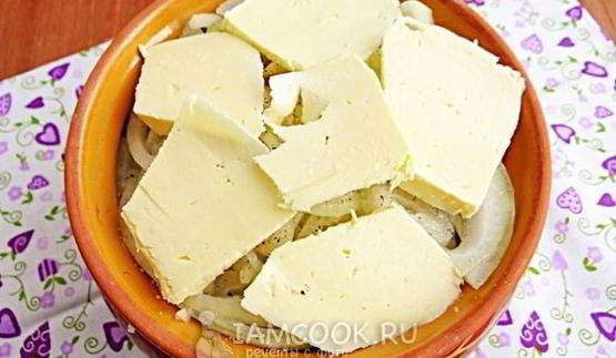 корюшка, запеченная с луком в горшочке