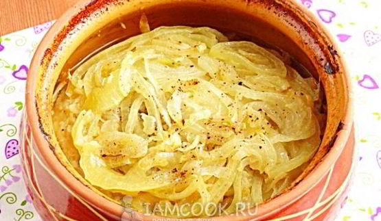 корюшка, запеченная с луком в горшочке