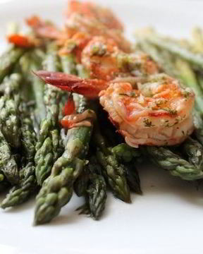 Креветки со спаржей