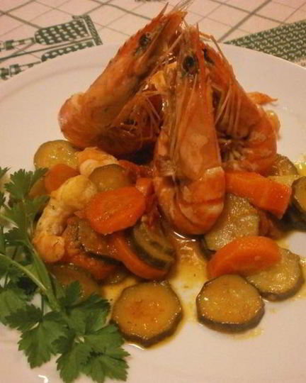 Рецепт креветки в бренди с гарнирома иза овощея