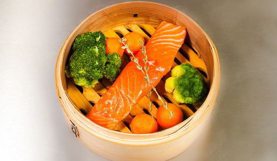 лосось на пару с брокколи и тимьяном