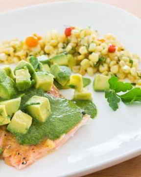 Лосось с зеленым соусом