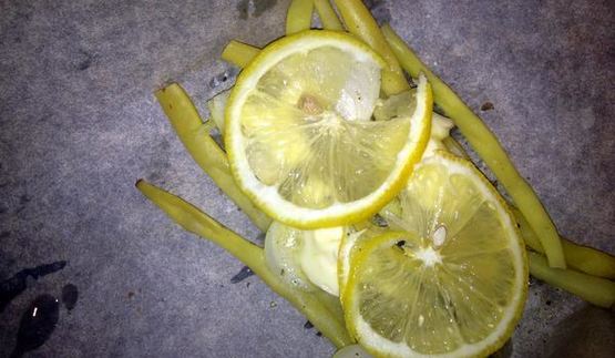 лосось, запеченный со спаржевой фасолью