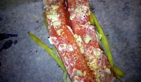 лосось, запеченный со спаржевой фасолью