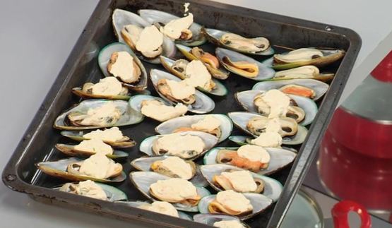 мидии, запеченные под майонезным соусом