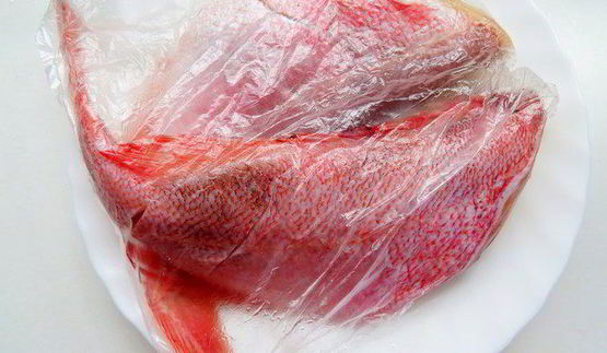 морской окунь под сметанным соусом