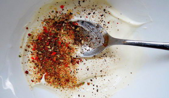 морской окунь под сметанным соусом