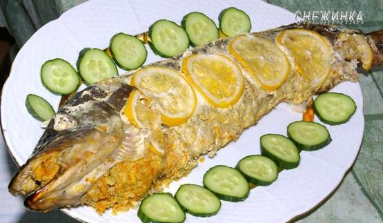 щука фаршированная, запеченная в фольге