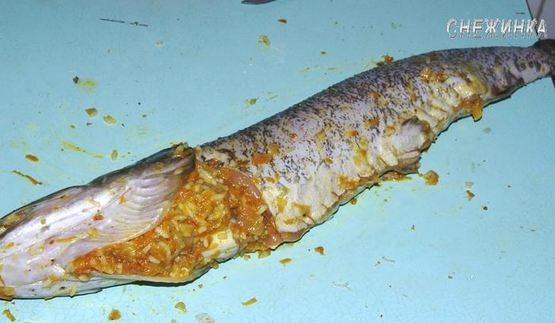 щука фаршированная, запеченная в фольге