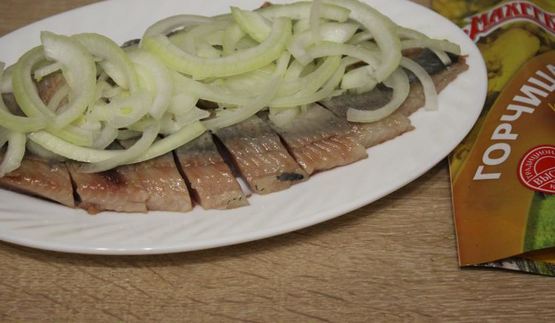 сельдь с луком в горчичной заправке