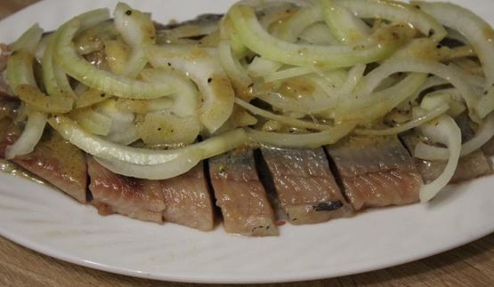 сельдь с луком в горчичной заправке