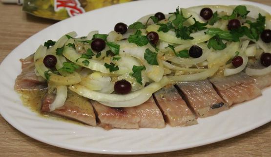 сельдь с луком в горчичной заправке