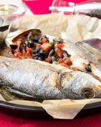Сибас, запеченный с томатами, оливками и каперсами
