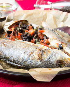 Сибас, запеченный с томатами, оливками и каперсами