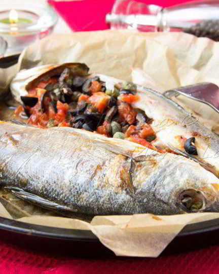 Рецепт сибаса, запеченного с томатами, оливками и каперсами