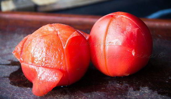 сибас, запеченный с томатами, оливками и каперсами