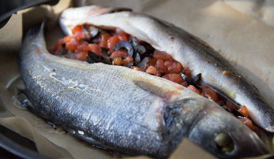 сибас, запеченный с томатами, оливками и каперсами