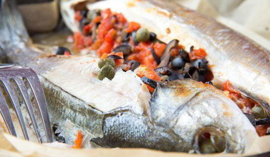 сибас, запеченный с томатами, оливками и каперсами
