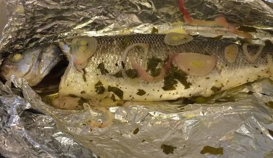 сибас, запеченный в фольге