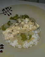 Треска на подушке из перцев, лука и риса