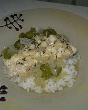 Треска на подушке из перцев, лука и риса