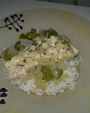 Треска на подушке из перцев, лука и риса