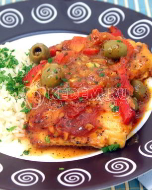 Треска с оливками, болгарским перцем и томатами