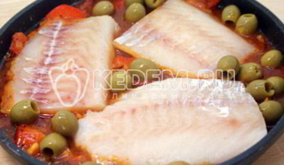 треска с оливками, болгарским перцем и томатами