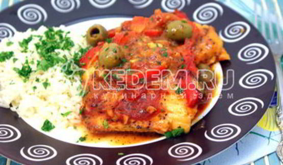 треска с оливками, болгарским перцем и томатами