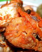 Тушеная рыба в сковороде