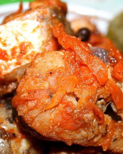 Рецепт тушеной рыбы в сковороде