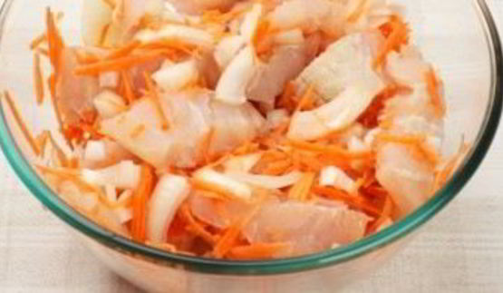 тушеная рыба в сковороде