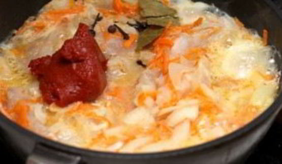 тушеная рыба в сковороде