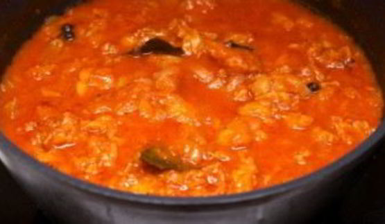 тушеная рыба в сковороде