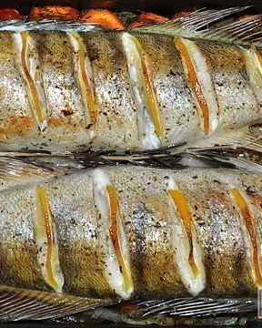 Запеченный судак на овощной подушке