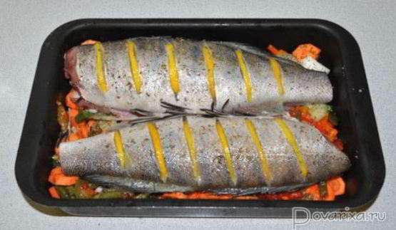 запеченный судак на овощной подушке