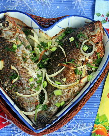 Рецепт запеченных карасей с луком