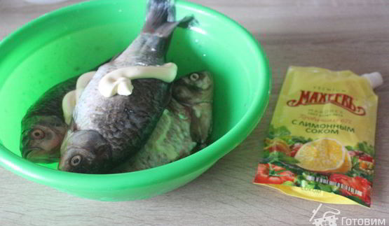 запеченные караси с луком