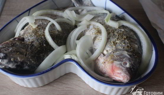 запеченные караси с луком